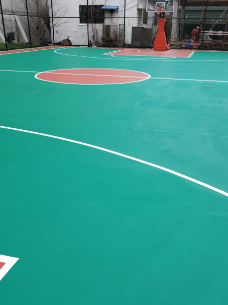 解放 球场长期使用易出现地面开裂